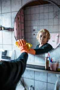 Meine Oma ist eine ganz normale Rentnerin. Warum geht sie putzen?
