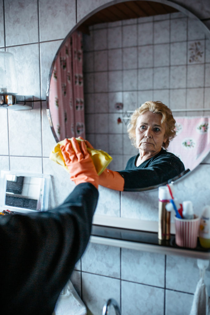 Meine Oma ist eine ganz normale Rentnerin. Warum geht sie putzen?
